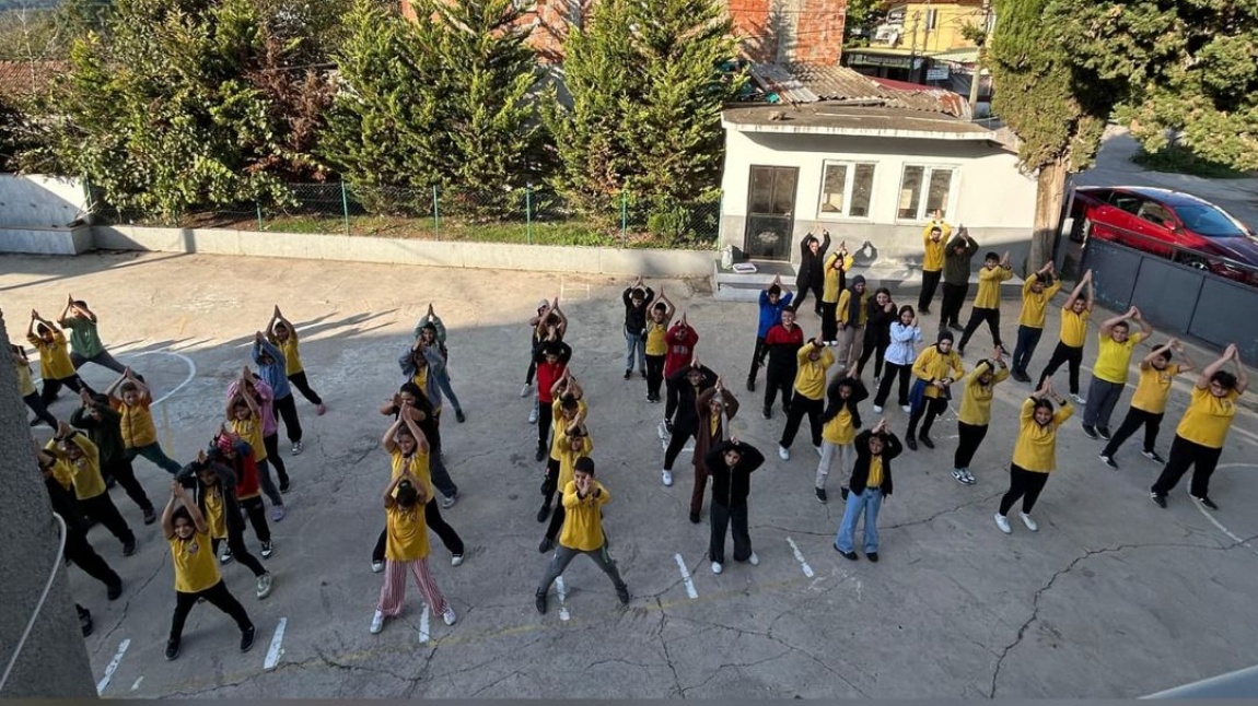 Her Sabah Derse Başlamadan Önce Egzersiz Ve Fiziksel Aktiviteler Gerçekleştiriyoruz